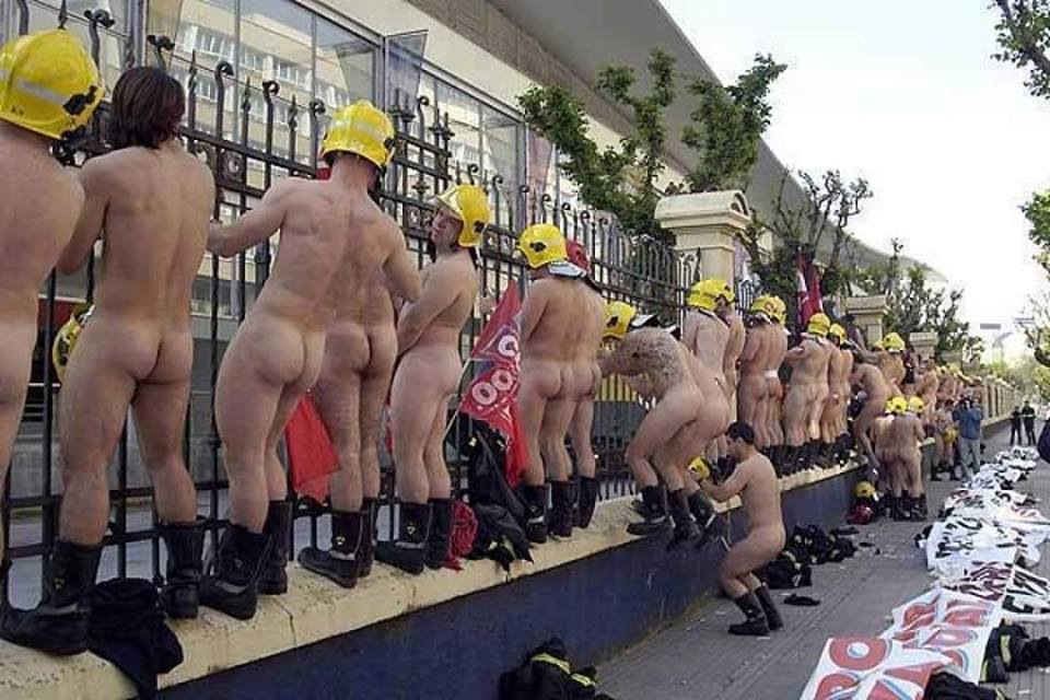 Spanish firemen strip naked to protest spending cuts