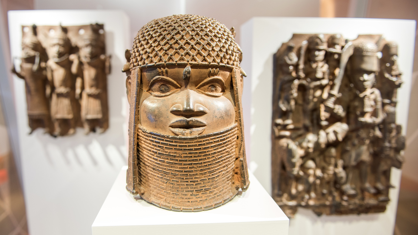 14.02.2018, Hamburg: Drei Raubkunst-Bronzen aus dem Land Benin in Westafrika sind im Museum für Kunst und Gewerbe (MKG) in einer Vitrine ausgestellt. Das MKG hat die Herkunftsgeschichte der drei Bronzen aus seiner Sammlung erforscht und präsentiert die Ergebnisse nun in einer Ausstellung. (zu dpa «Museum für Kunst und Gewerbe zeigt Bronzen aus Benin» vom 15.02.2018) Foto: Daniel Bockwoldt/dpa | usage worldwide (Photo by Daniel Bockwoldt/picture alliance via Getty Images)