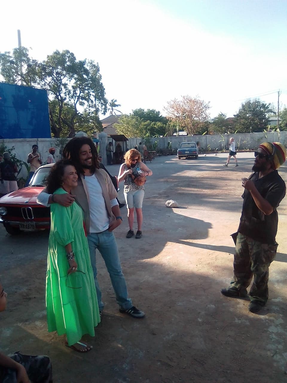 ZIGGY-AND-CINDY-ON-SET-WITH-ACTOR